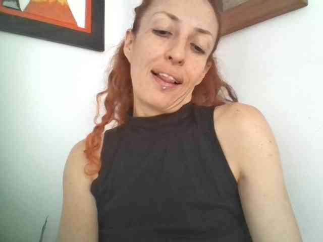 CurlyHanna webcam