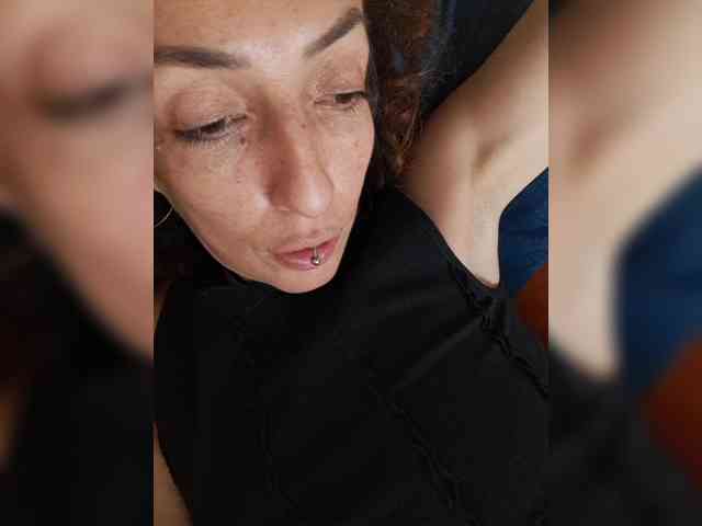 CurlyHanna webcam