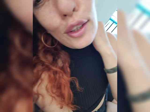 CurlyHanna webcam