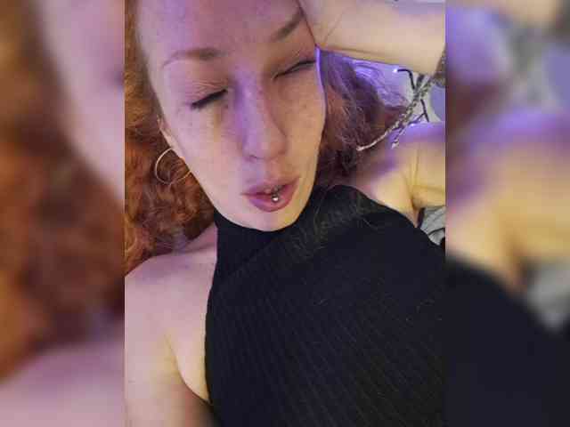 CurlyHanna webcam