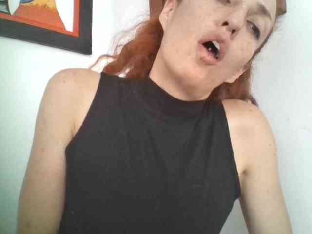 CurlyHanna webcam