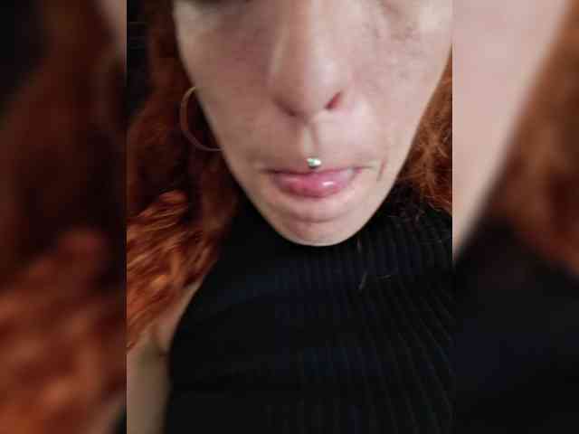 CurlyHanna webcam