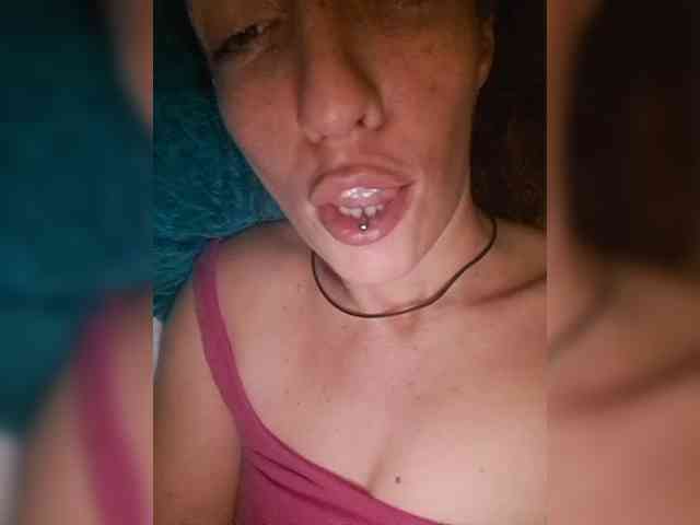 CurlyHanna webcam
