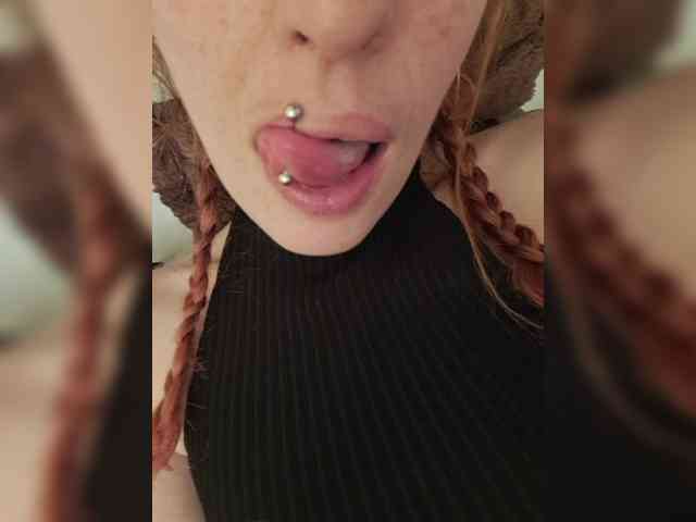 CurlyHanna webcam