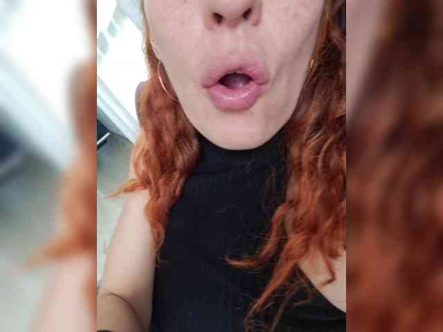 CurlyHanna webcam
