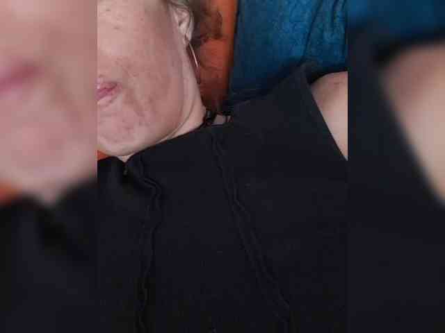 CurlyHanna webcam