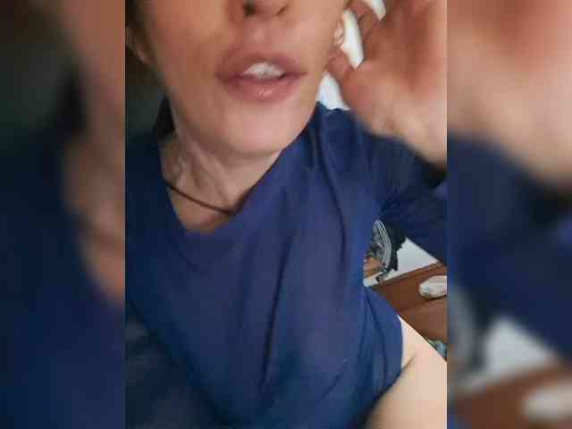 CurlyHanna webcam