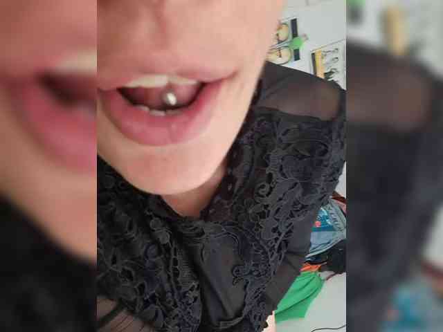 CurlyHanna webcam