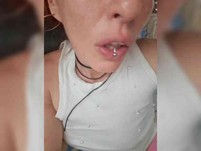 CurlyHanna webcam