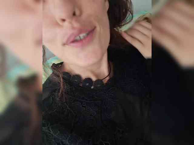 CurlyHanna webcam