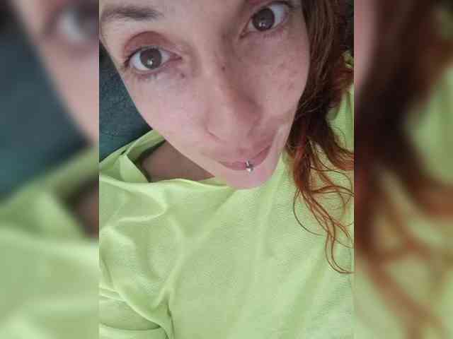 CurlyHanna webcam