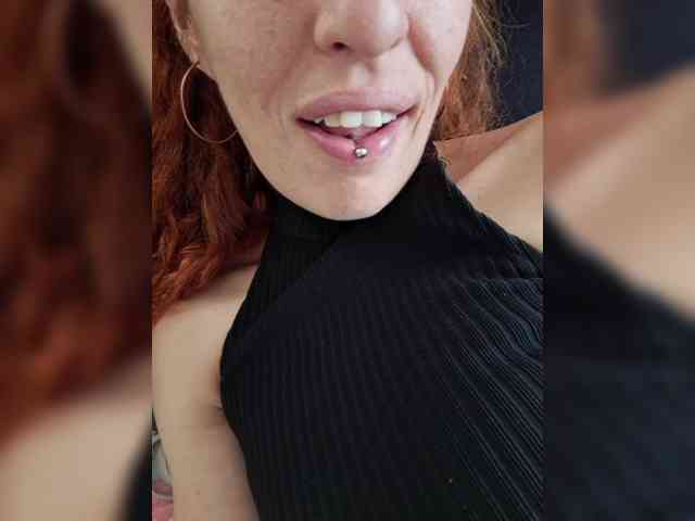 CurlyHanna webcam