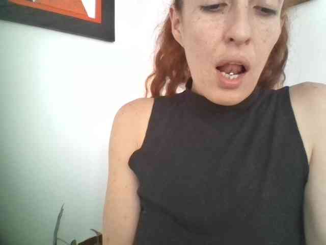CurlyHanna webcam