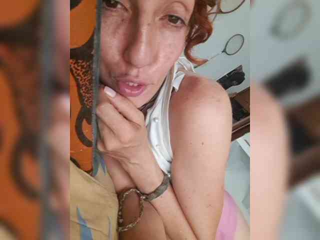 CurlyHanna webcam