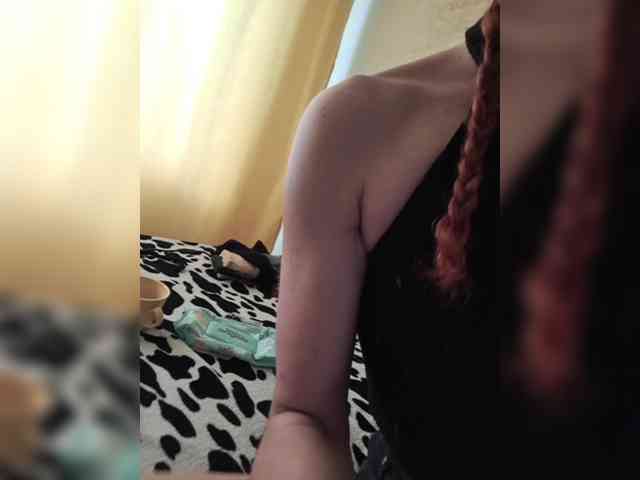 CurlyHanna webcam