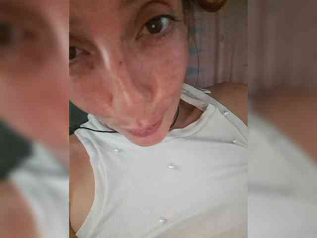CurlyHanna webcam