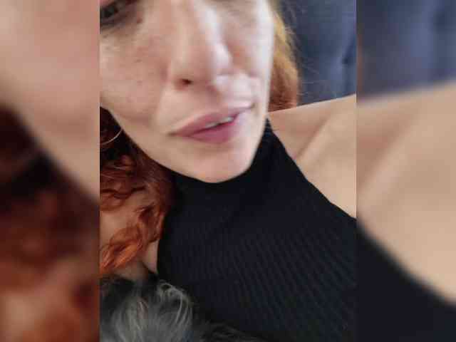 CurlyHanna webcam
