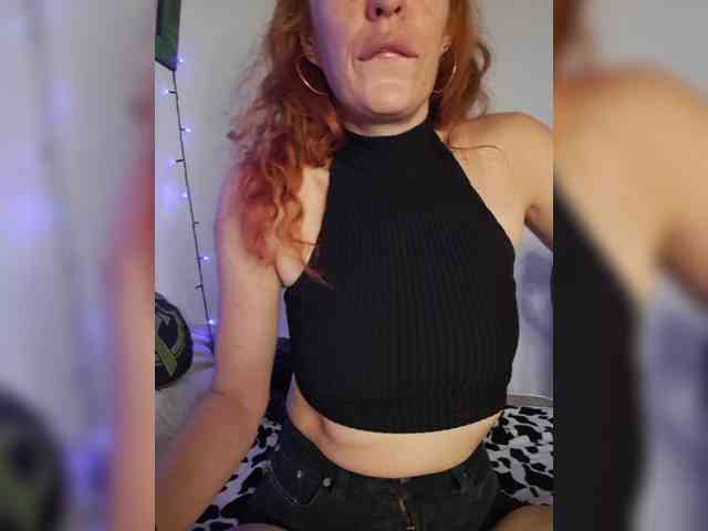 CurlyHanna webcam
