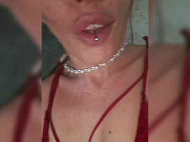 CurlyHanna webcam