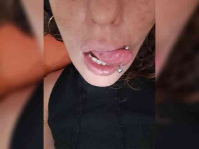 CurlyHanna webcam
