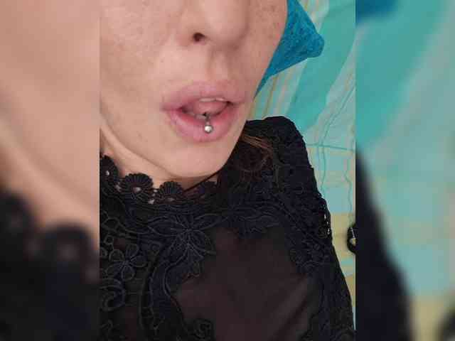 CurlyHanna webcam