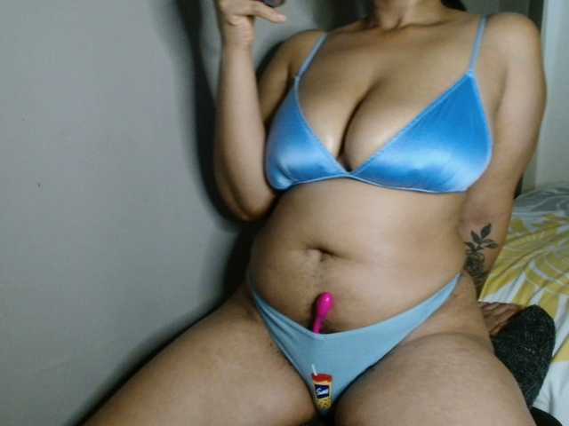 le modèle RedMiss est en webcam porno dans un show sur le site bongacams, il possède les tags suivants: Ebony,Brunette,Hairy