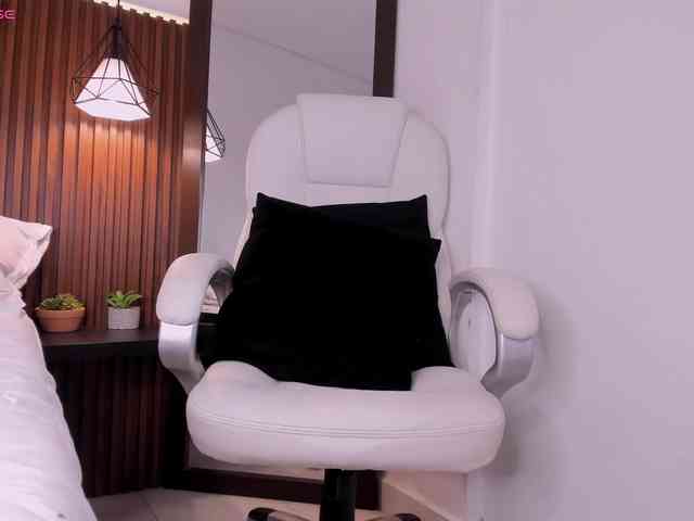 free video chat Emma-white