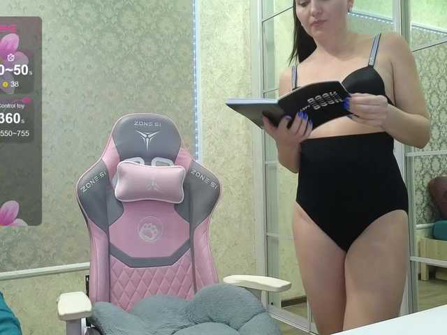 DIVORA's BongaCams show and profile