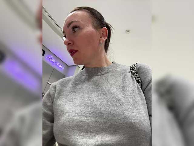 DIVORA's BongaCams show and profile