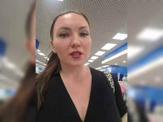 DIVORA's BongaCams show and profile