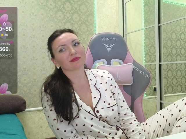 DIVORA's BongaCams show and profile