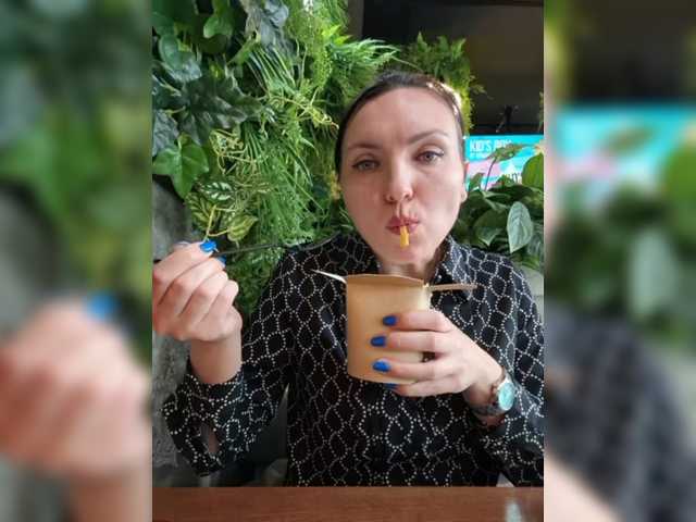 DIVORA's BongaCams show and profile