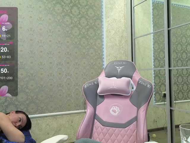 DIVORA's BongaCams show and profile