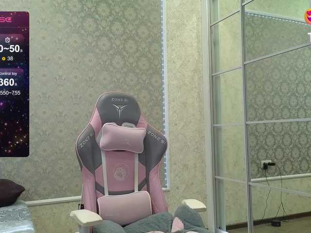 DIVORA's BongaCams show and profile