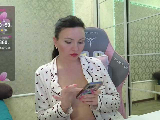 DIVORA's BongaCams show and profile