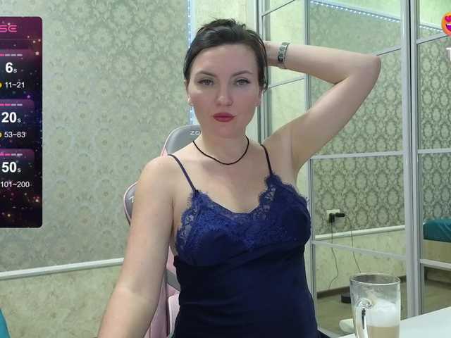 DIVORA's BongaCams show and profile