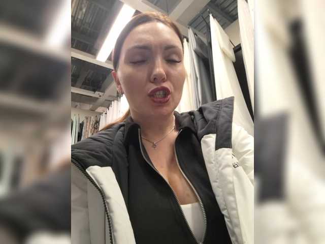 DIVORA's BongaCams show and profile