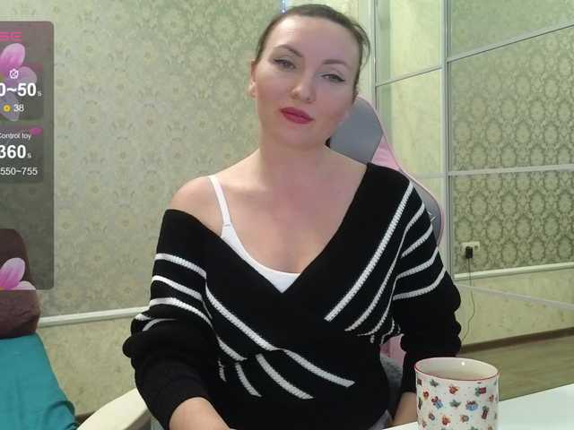 DIVORA's BongaCams show and profile