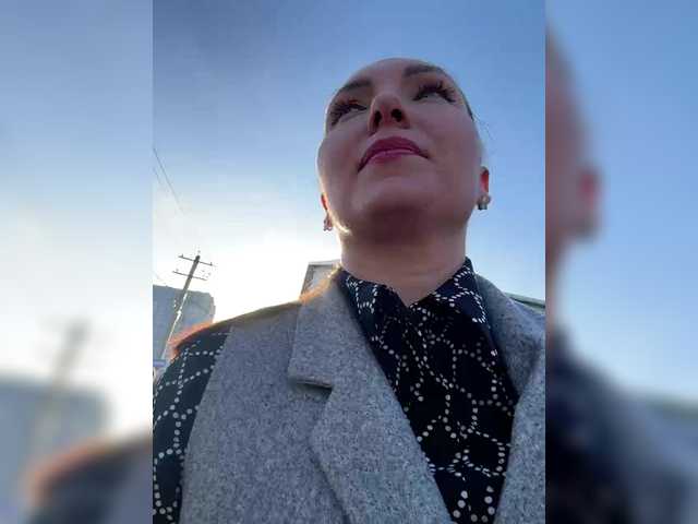 DIVORA's BongaCams show and profile