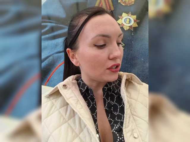 DIVORA's BongaCams show and profile