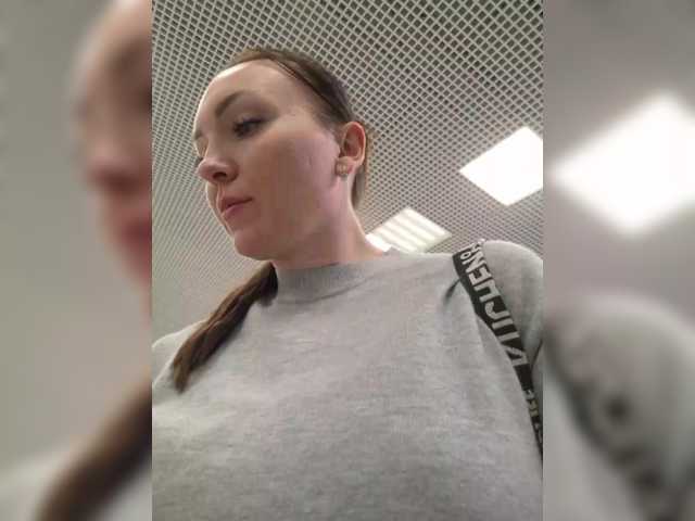 DIVORA's BongaCams show and profile