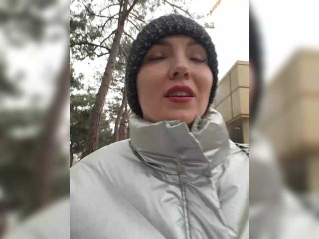 DIVORA's BongaCams show and profile