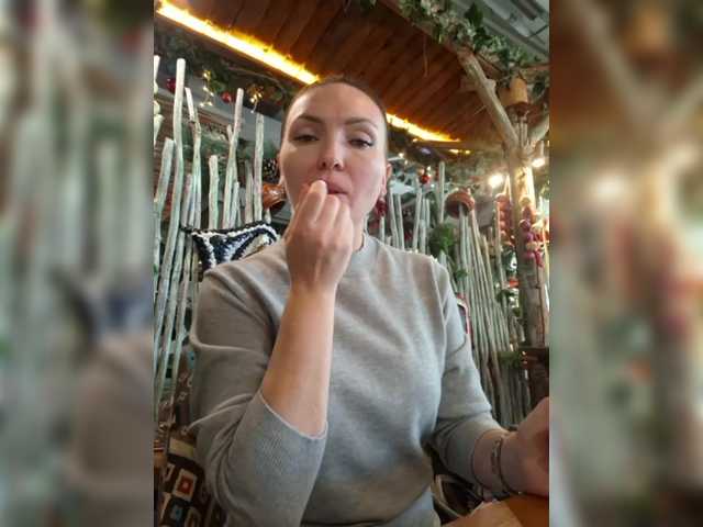 DIVORA's BongaCams show and profile