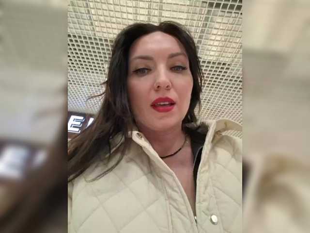 DIVORA's BongaCams show and profile