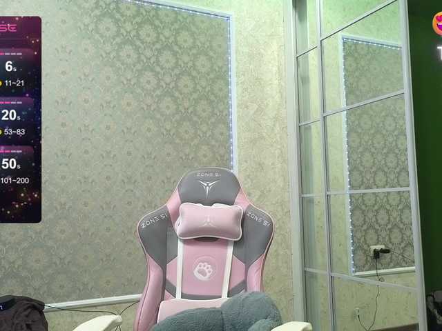 DIVORA's BongaCams show and profile