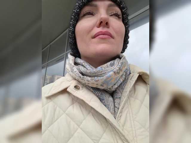 DIVORA's BongaCams show and profile