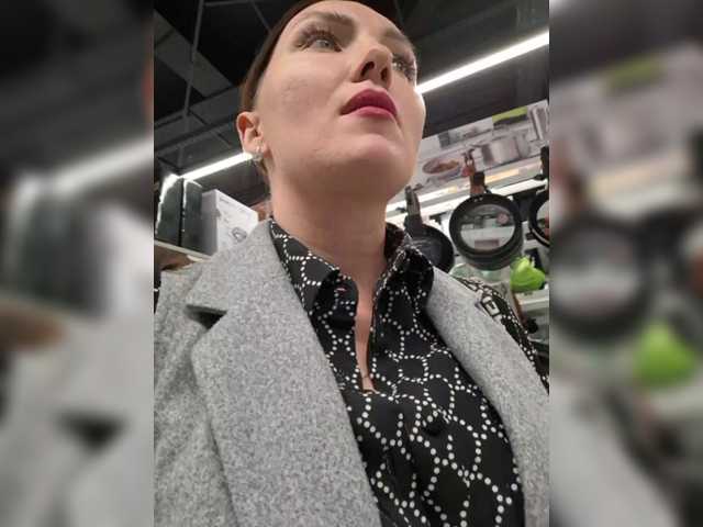 DIVORA's BongaCams show and profile