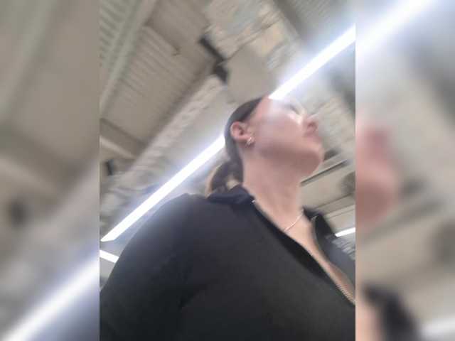 DIVORA's BongaCams show and profile