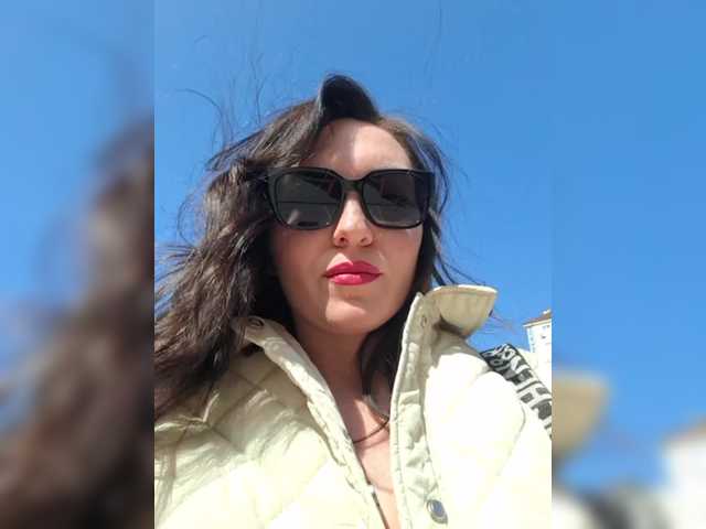 DIVORA's BongaCams show and profile