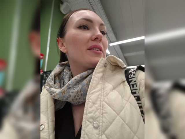 DIVORA's BongaCams show and profile